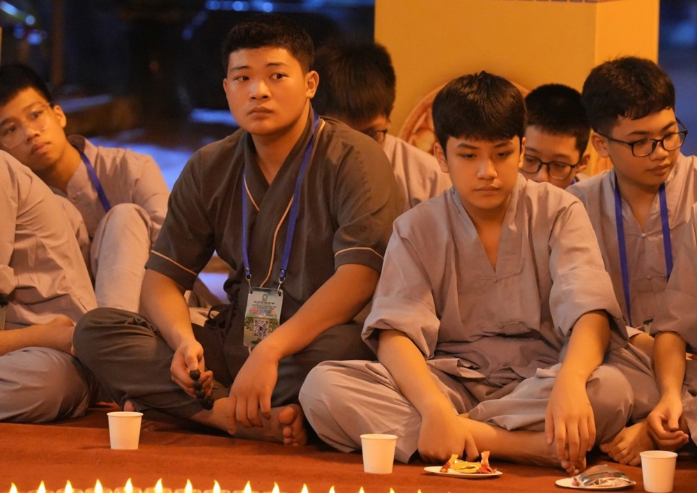 A group of people sitting on the floor

AI-generated content may be incorrect.