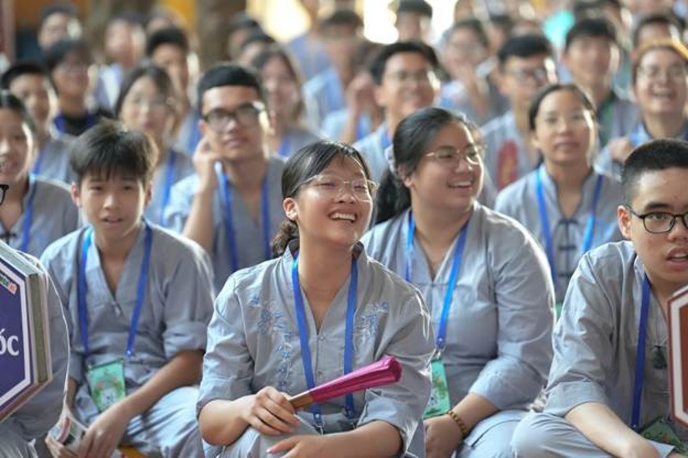 A group of people sitting together

AI-generated content may be incorrect.