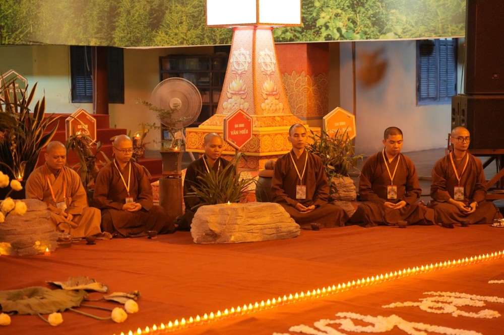 A group of people sitting on a stage

AI-generated content may be incorrect.