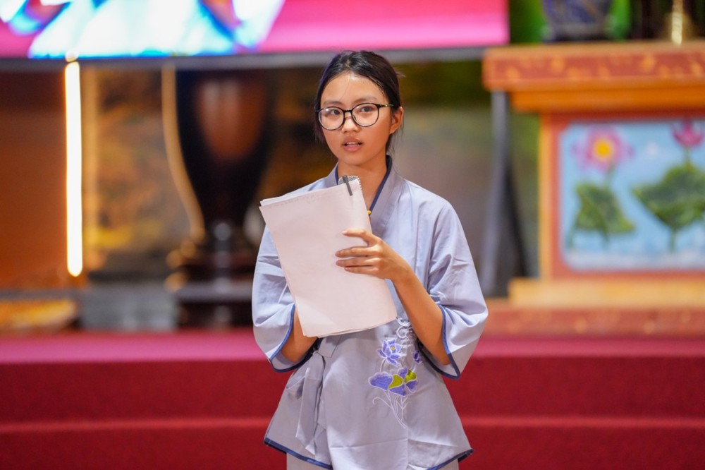 A person in a robe holding a paper

AI-generated content may be incorrect.