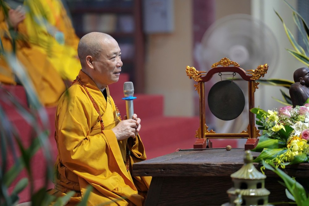 A person in a yellow robe holding a microphone

AI-generated content may be incorrect.