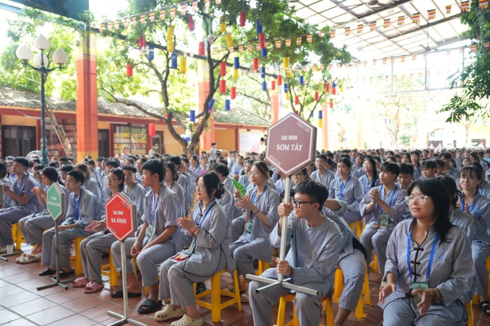 A group of people sitting in chairs

AI-generated content may be incorrect.
