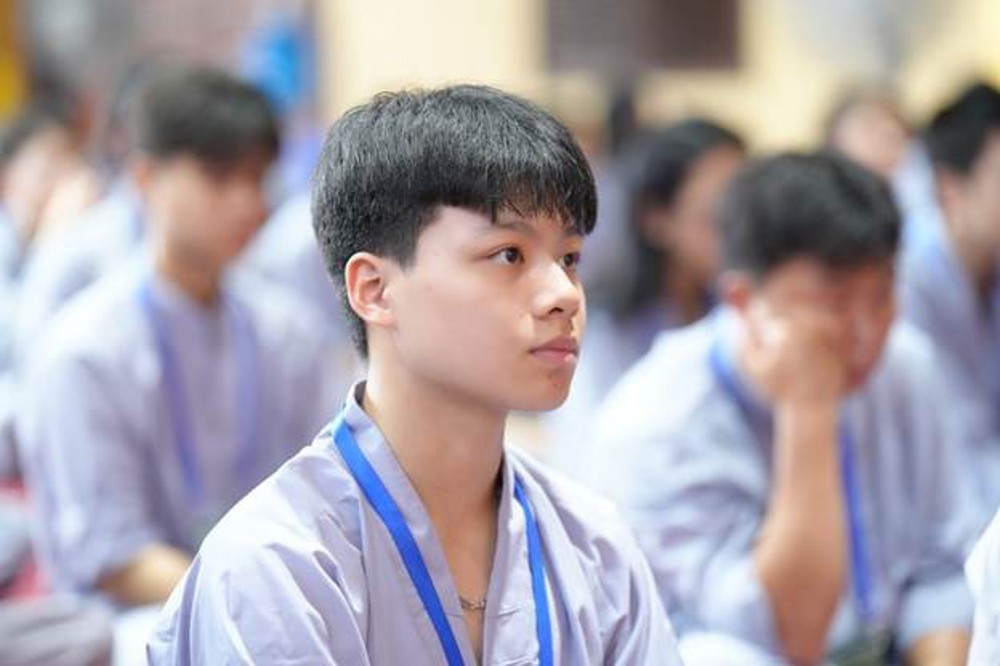 A young person in a grey shirt

AI-generated content may be incorrect.