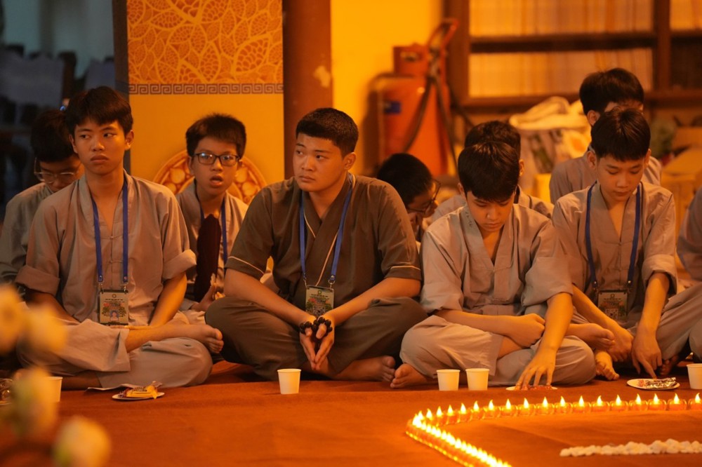 A group of people sitting on the floor

AI-generated content may be incorrect.