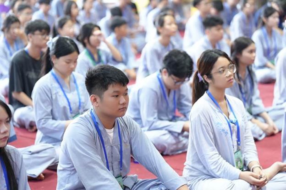 A group of people sitting on the floor

AI-generated content may be incorrect.