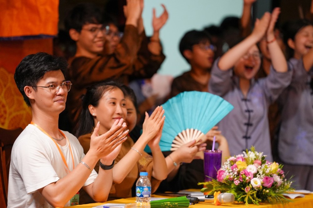 A group of people clapping at a table

AI-generated content may be incorrect.