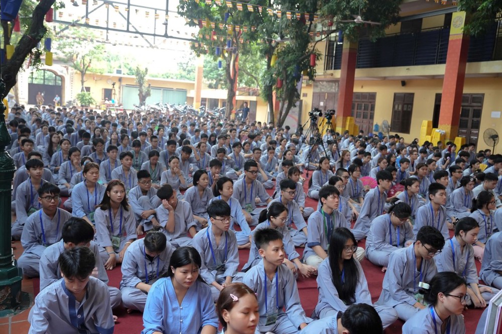 A group of people sitting on the floor

AI-generated content may be incorrect.