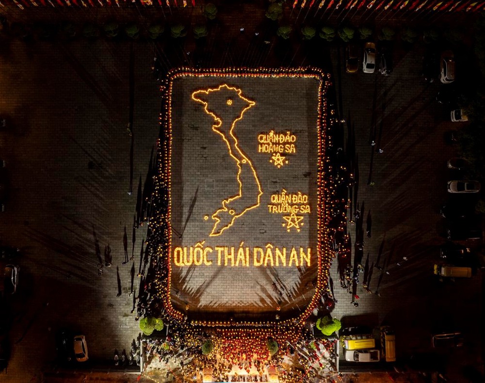 Linh thiêng đêm hoa đăng “Ánh đăng tri ân – 80 mùa hoa độc lập” tại chùa Bái Đính
