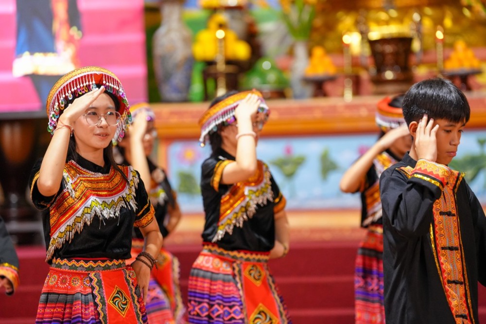A group of people wearing colorful clothes

AI-generated content may be incorrect.