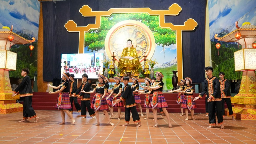 A group of people performing a dance

AI-generated content may be incorrect.