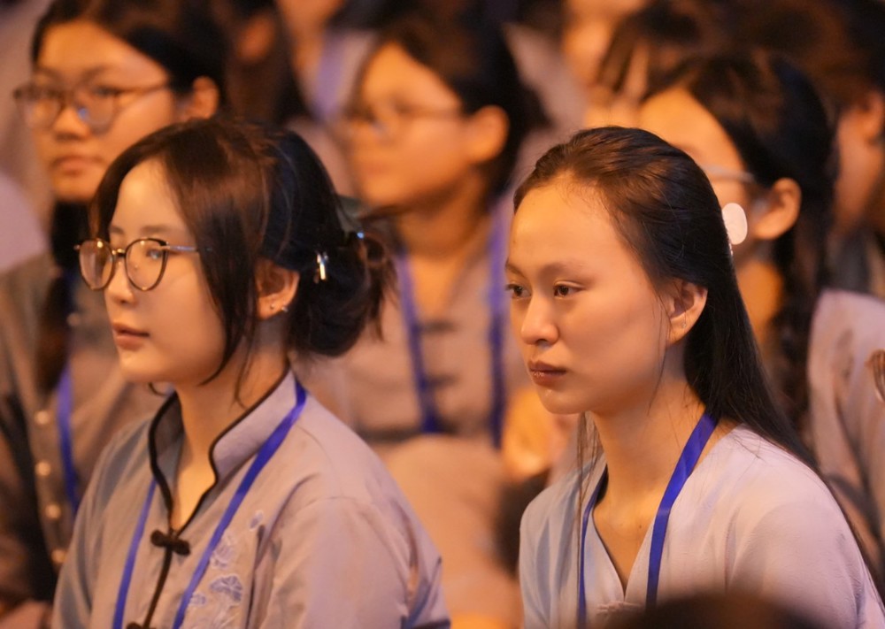 A group of women sitting in a room

AI-generated content may be incorrect.