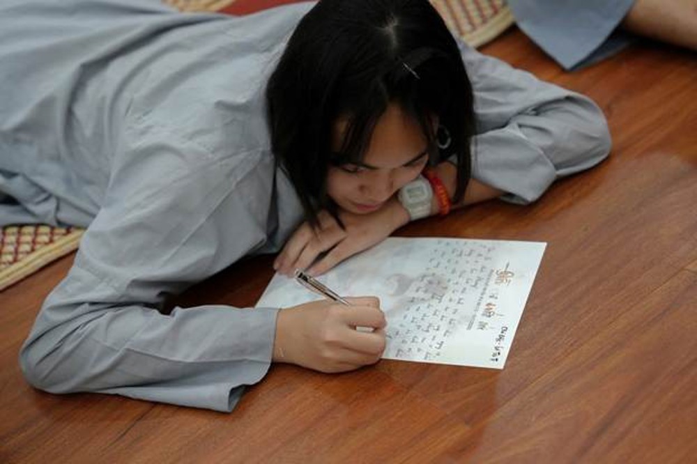 A person writing on a piece of paper

AI-generated content may be incorrect.