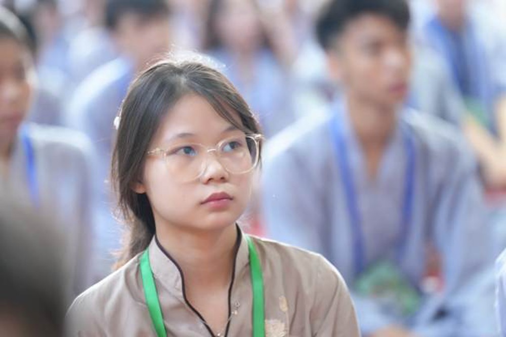 A person wearing glasses and a green lanyard

AI-generated content may be incorrect.
