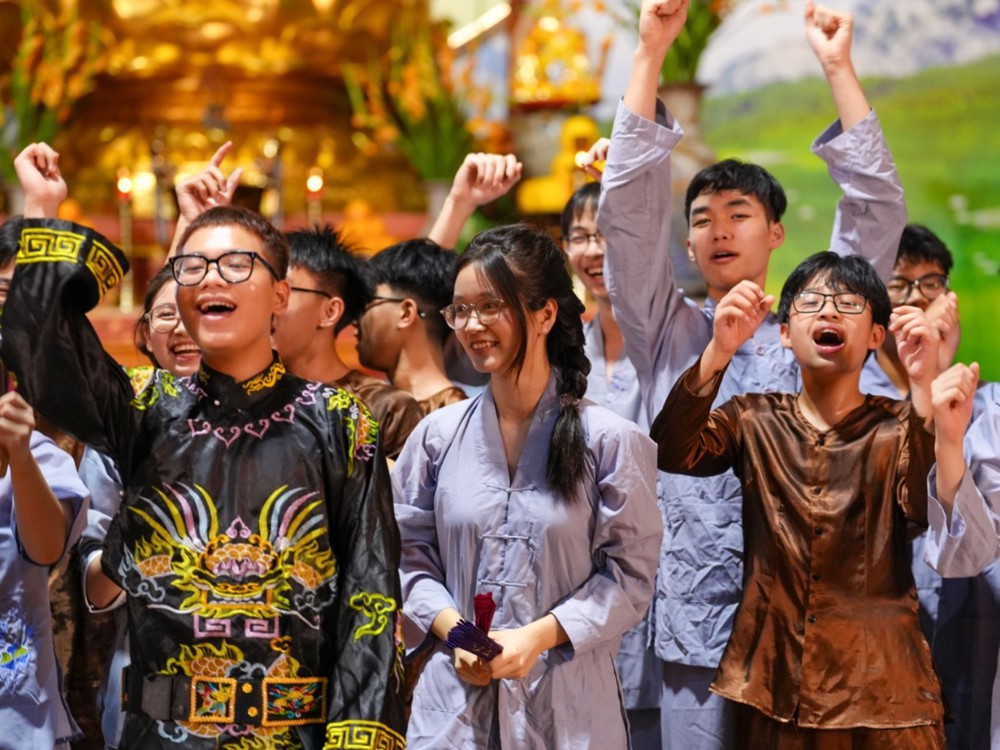 A group of people with their arms raised

AI-generated content may be incorrect.