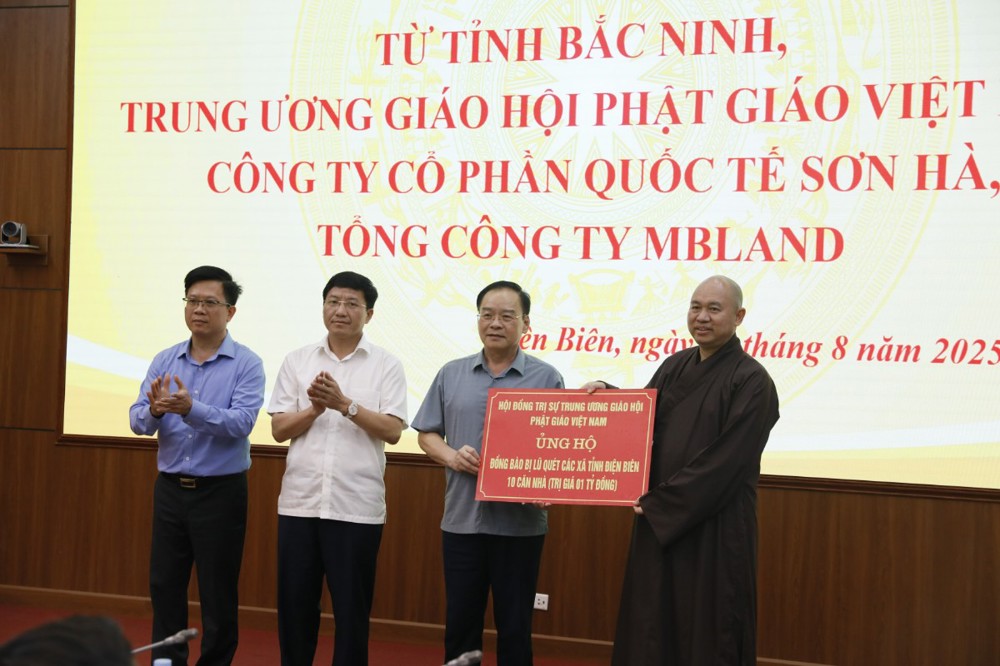 Điện Biên: Trung ương Giáo hội Phật giáo Việt Nam trao 1 tỷ đồng hỗ trợ tỉnh Điện Biên khắc phục hậu quả mưa lũ