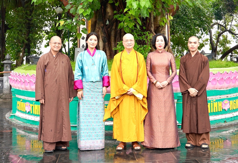 Hà Nội: Phu nhân Chủ tịch nước cùng Hoàng hậu Bhutan thăm chùa Trấn Quốc