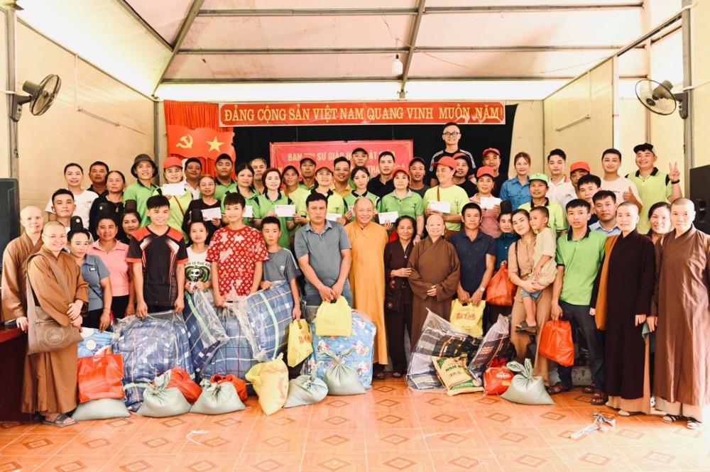 Sơn La: Ban Trị sự Phật giáo tỉnh Thanh Hóa trao quà cho bà con vùng ảnh hưởng bão