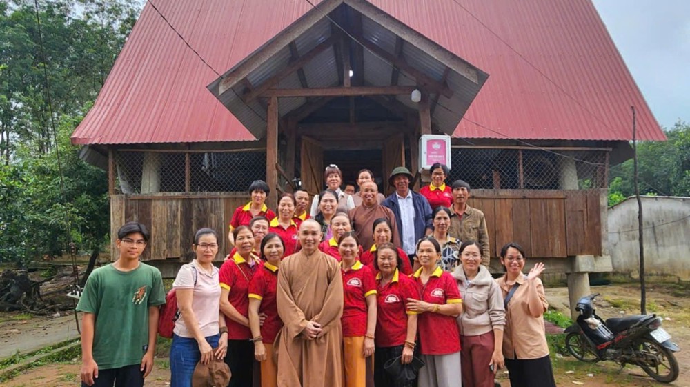 Quảng Ngãi: Trao tặng 165 phần quà yêu thương đến đồng bào dân tộc thiểu số xã Ngọc Tụ