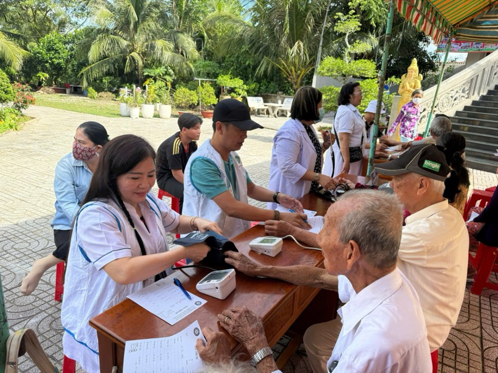 Vĩnh Long: Ban TT-XH TƯ và Thiền viện Thiện Minh tổ chức khám chữa bệnh, cấp phát thuốc miễn phí và tặng quà cho 1.000 người dân khó khăn