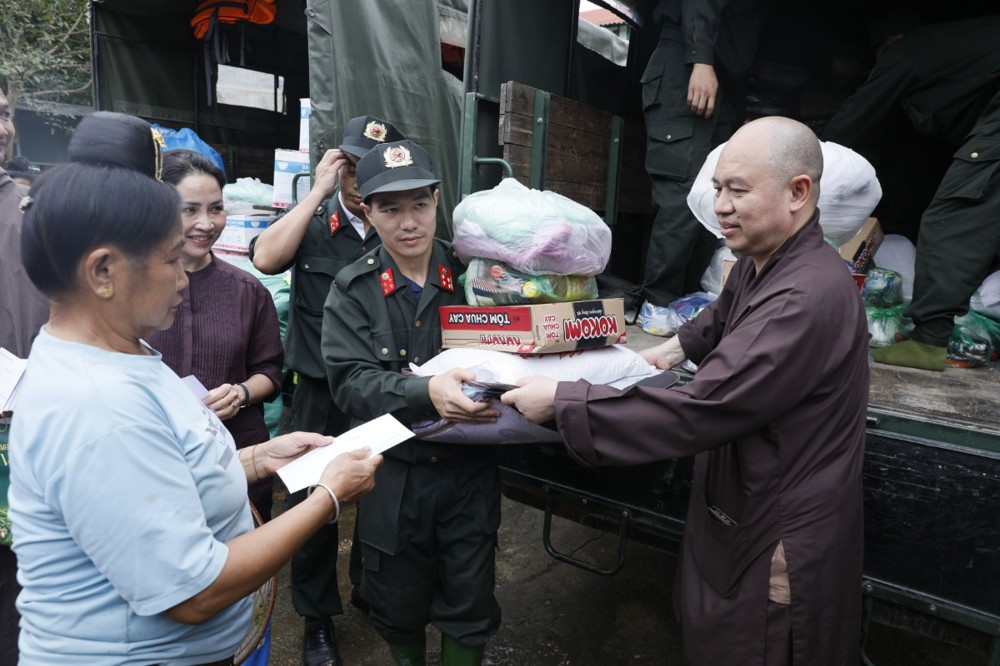 Điện Biên: Ban Trị sự GHPGVN tỉnh Điện Biên trao 300 phần quà cứu trợ đồng bào vùng lũ