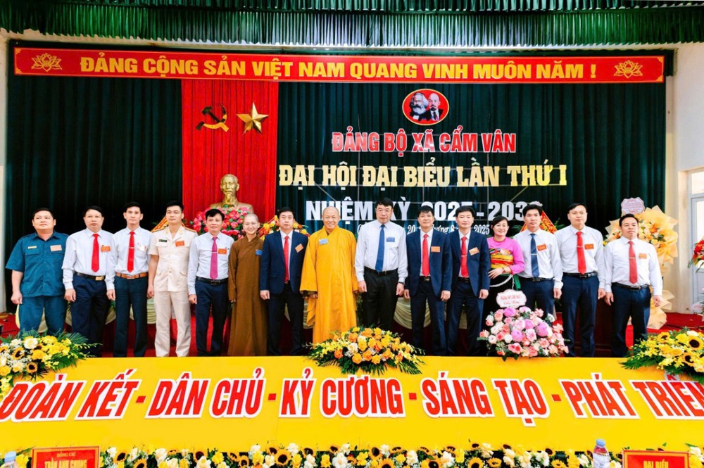 Thanh Hóa: Lãnh đạo Ban Trị sự Phật giáo tỉnh dự và chúc mừng Đại hội Đảng bộ xã Cẩm Vân