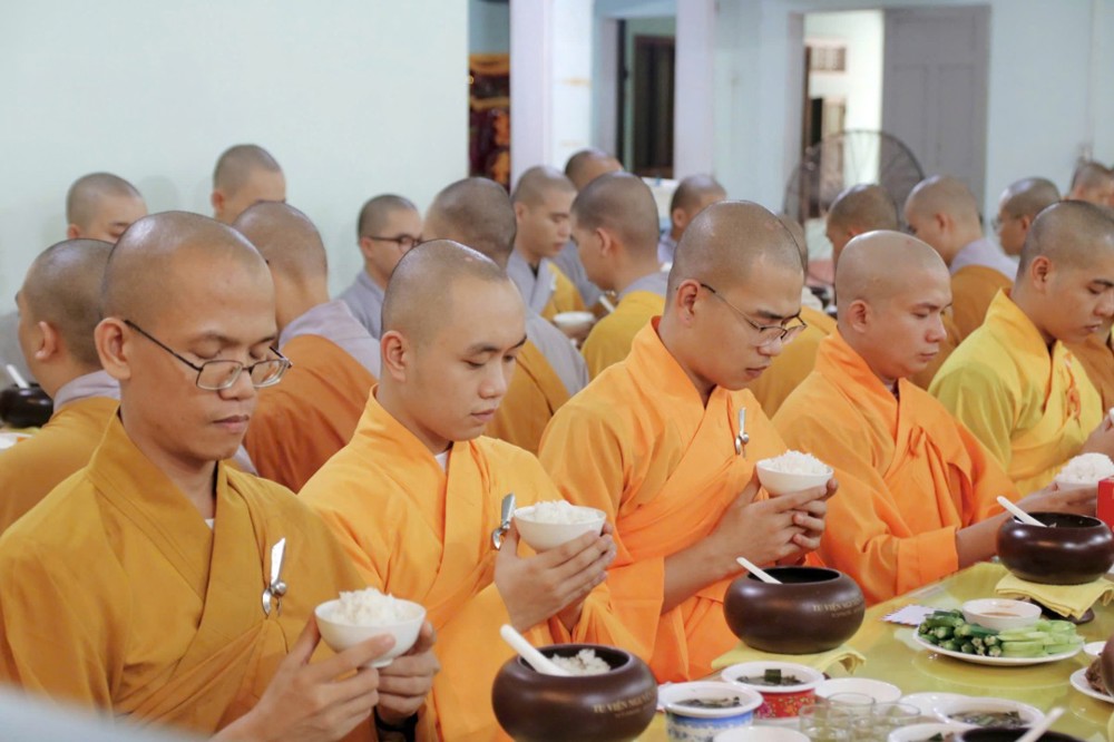 Gia Lai: Giờ Ngọ thực trong những ngày cuối hạ của Tăng Ni sinh khóa X tại Trường TCPH Bình Định