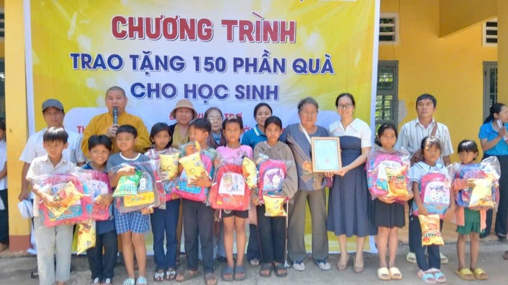 Đồng Nai: Đoàn từ thiện Chung Sức Đồng Tâm trao 150 phần quà cho học sinh tiểu học điểm trường Bù Cà Mau