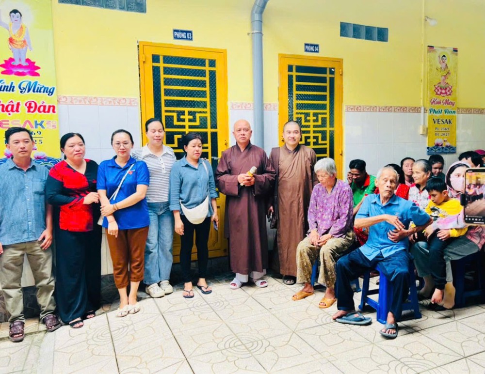 Vĩnh Long: Chùa Linh Phước lan tỏa tinh thần Mùa Vu Lan Báo Hiếu Trao 187 phần quà yêu thương đến bà con khó khăn