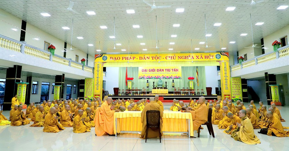 [Ảnh] Chư hành giả (khu vực Bình Dương cũ) tập trung Bố-tát, thính giới 
