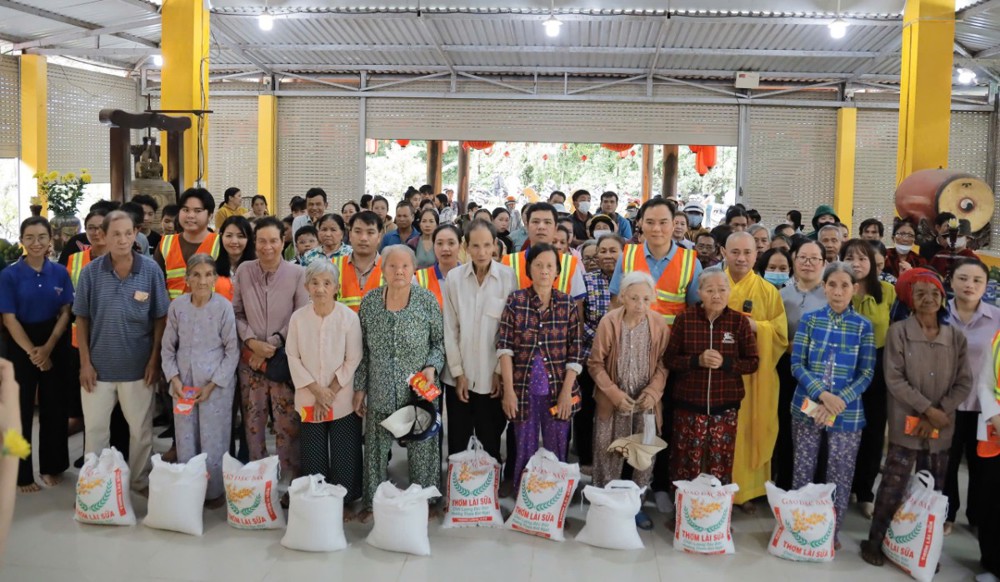 TP.HCM: Công ty Linker Group trao 110 phần quà Vu lan đến bà con khó khăn tại xã Nghĩa Thành