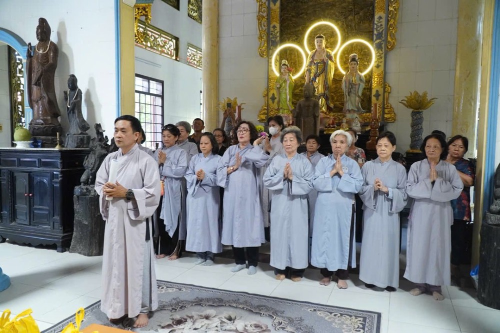 Đồng Tháp: Đạo tràng Om-Ma-Ni cúng dường tịnh tài và phẩm vật đến chư Tôn đức hành giả An cư kiết hạ