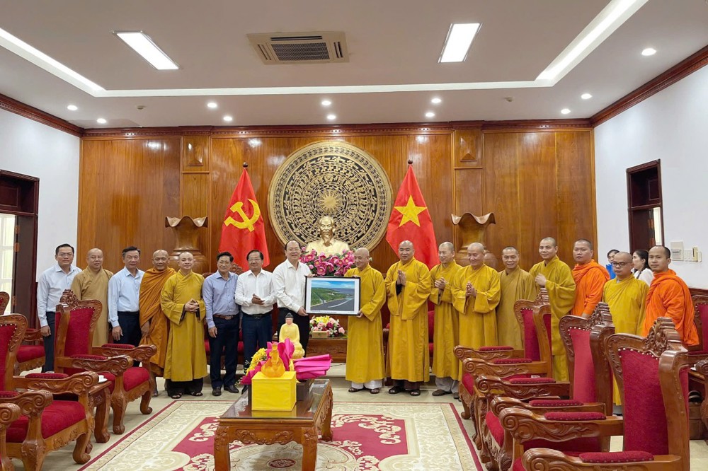 Phái đoàn Giáo hội Phật giáo Việt Nam thăm, chúc mừng lãnh đạo tỉnh Cà Mau sau sáp nhập