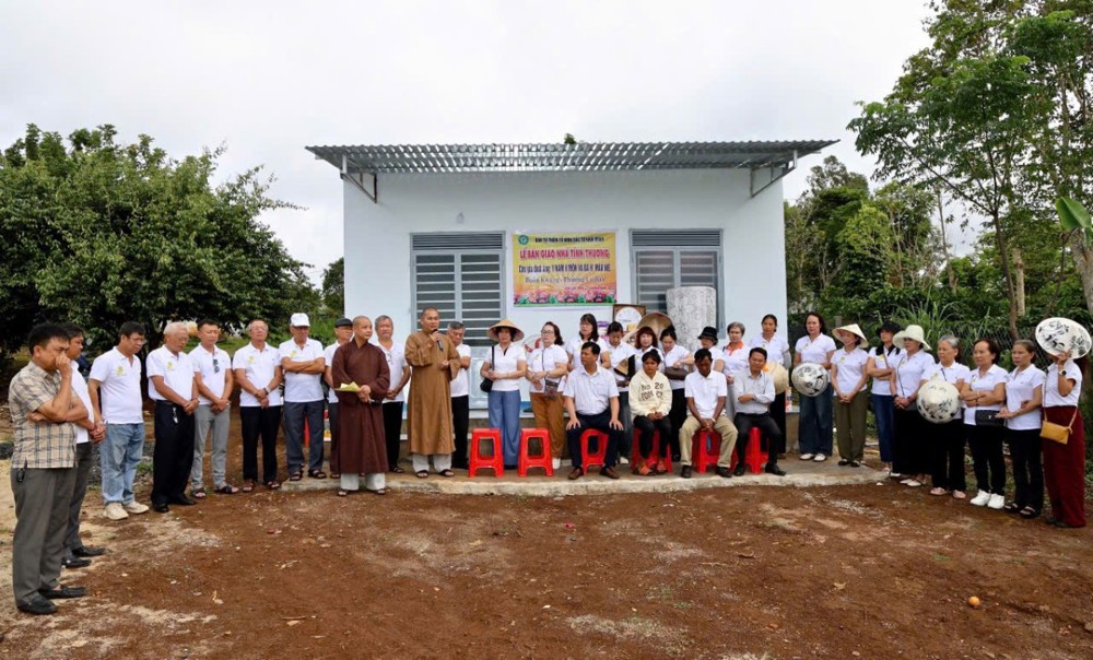 Đắk Lắk: Phật giáo tỉnh trao nhà tình thương tại Buôn Quang, phường Cư Bao