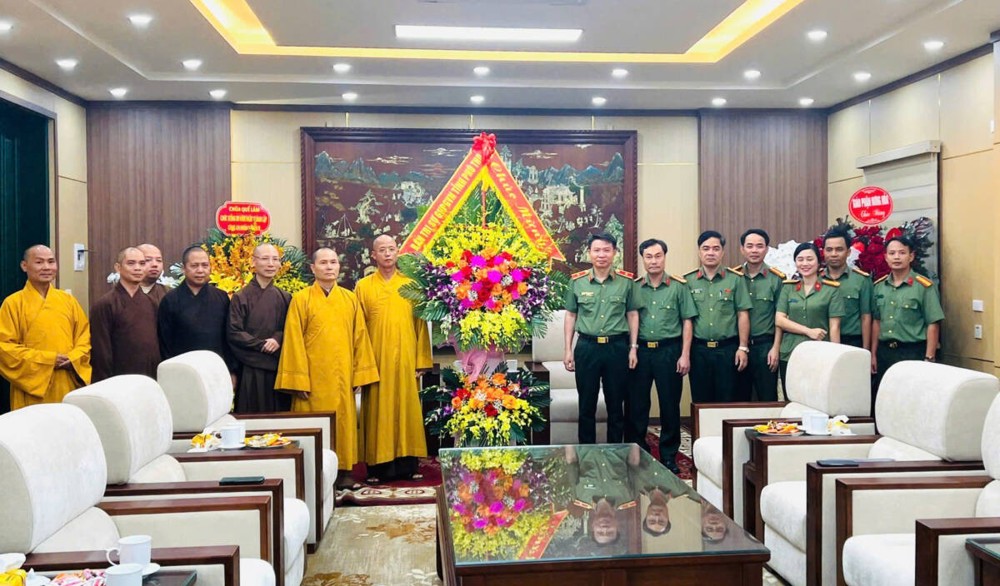 Phú Thọ: Ban Trị sự Phật giáo tỉnh thăm và chúc mừng Công an tỉnh nhân dịp 80 năm ngày truyền thống lực lượng Công an Nhân dân