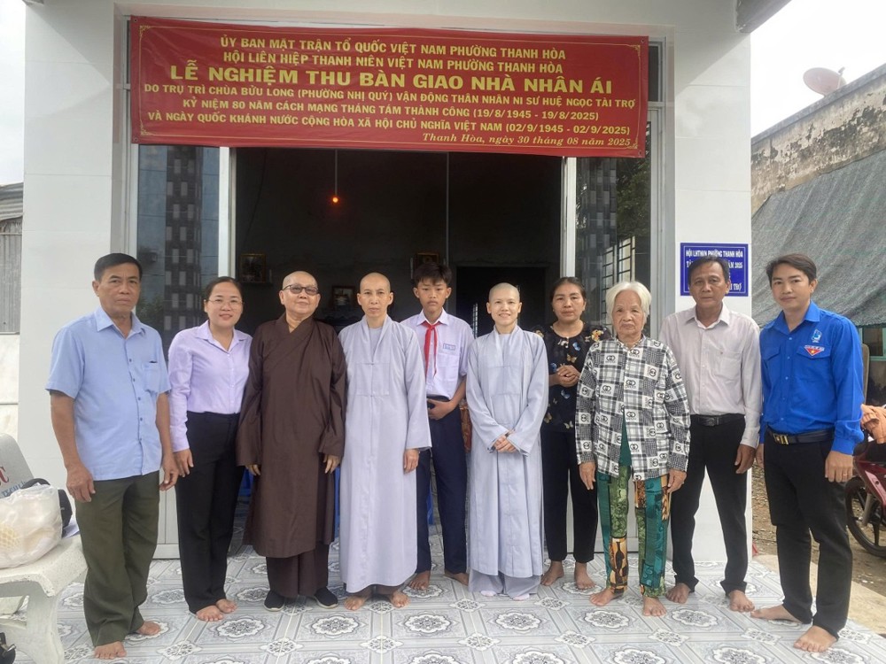 Đồng Tháp: Chùa Bửu Long (phường Nhị Quý) bàn giao nhà Nhân ái nhân dịp lễ Quốc khánh 2/9 