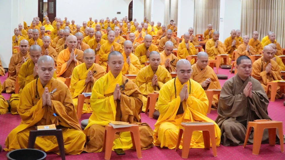 Chư Tăng Học viện PGVN tại Hà Nội bố-tát, tụng giới kỳ thứ tư trong mùa an cư 2025