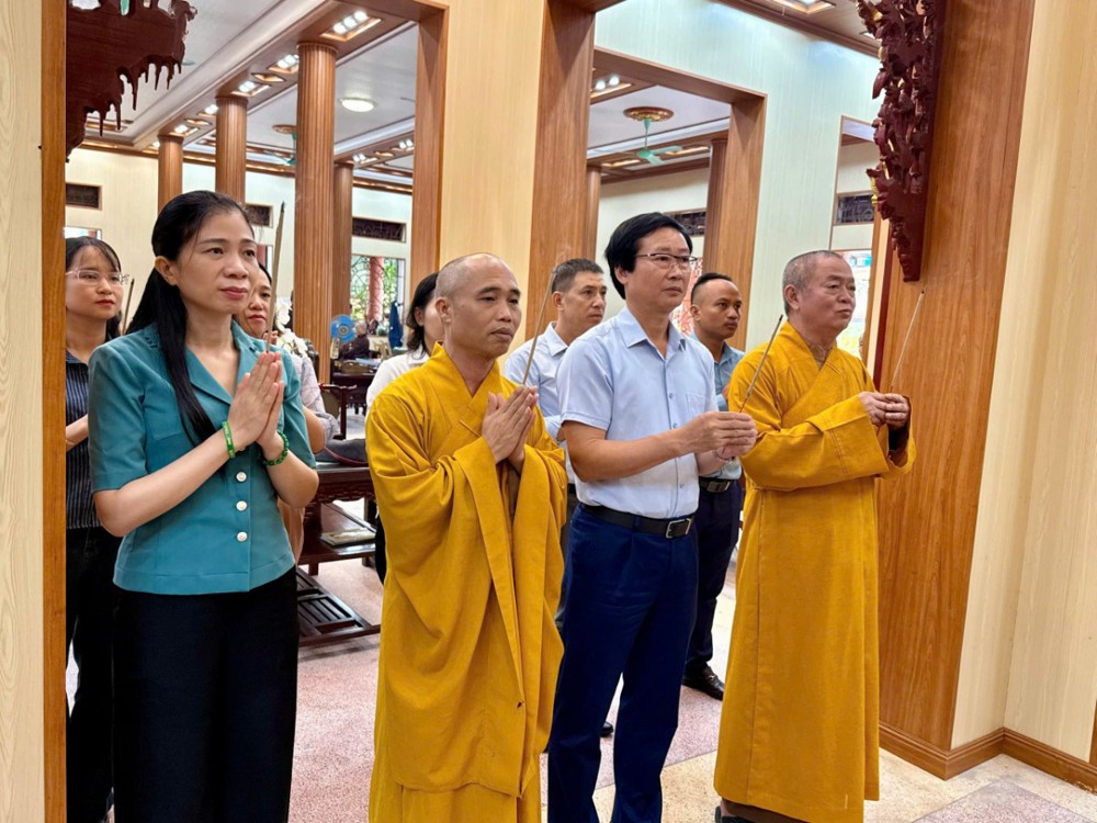 Hưng Yên: Đoàn công tác Ủy ban MTTQVN tỉnh thăm chư Tôn đức Tăng Ni hành giả an cư hạ trường chùa Thánh Long