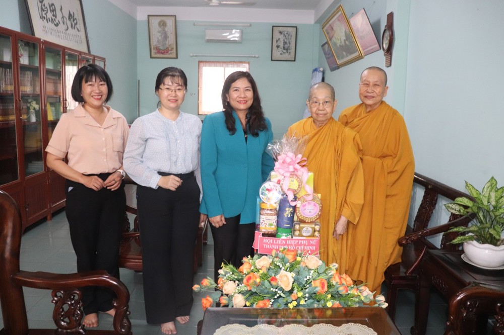TP.HCM: Hội LHPN Thành Phố thăm tổ đình Ngọc Phương, chúc mừng lễ Vu Lan PL. 2569