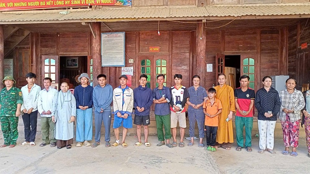 Đoàn Từ thiện chư Tăng Ni và Phật tử tỉnh Đồng Nai trao quà cứu trợ bà con vùng bão tại Nghệ An