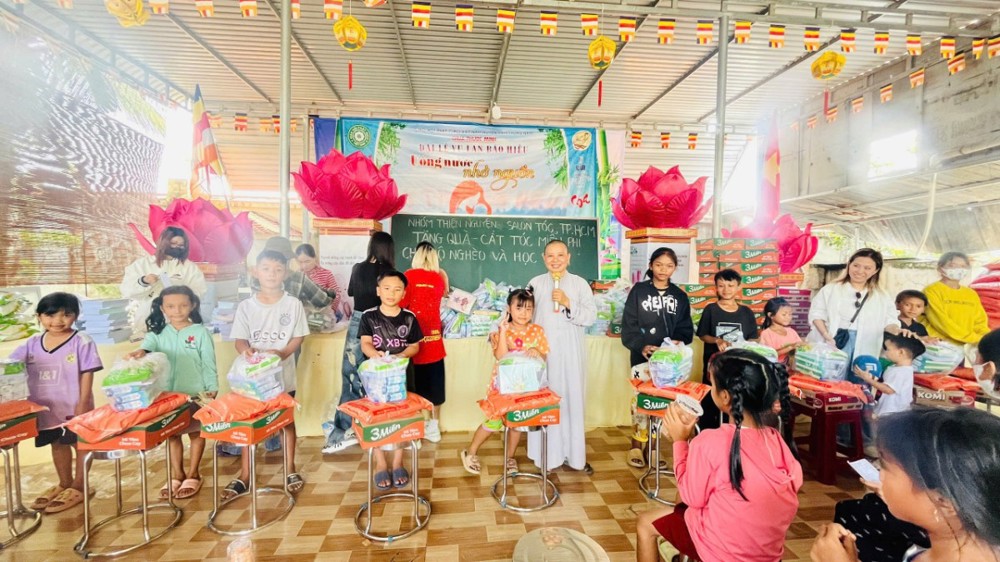 Lâm Đồng: Chùa Phước Minh tặng 150 phần quà cho học sinh và hộ nghèo