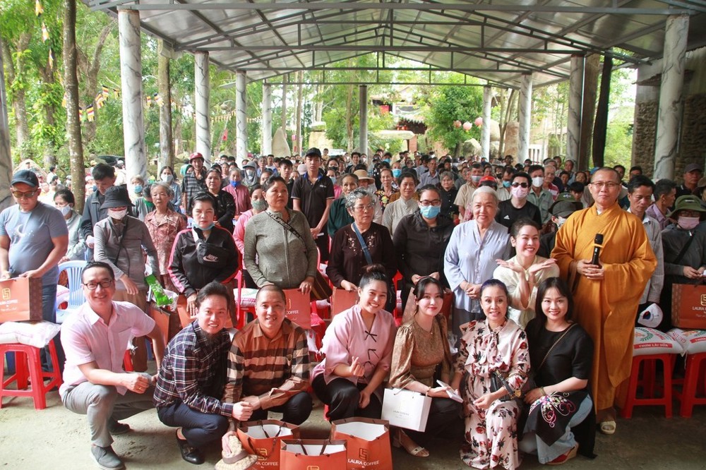 TP.HCM: Chùa Thanh Long trao 300 phần quà đến các gia đình khó khăn nhân mùa Vu lan PL.2569