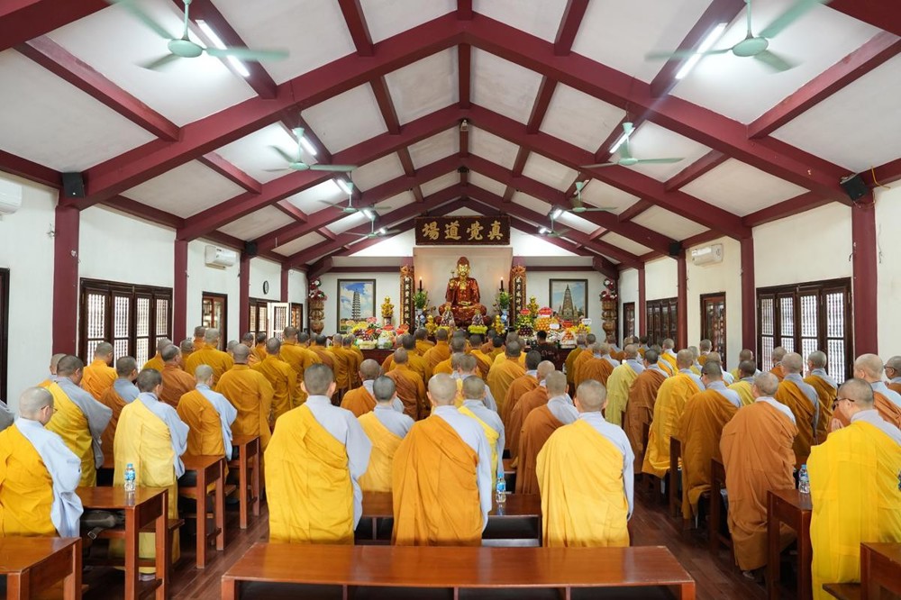 Chư Tôn đức đại diện 18 Trường hạ trên toàn thành phố Hà Nội lễ tạ Giác linh Đức Đệ Tam Pháp Chủ GHPGVN