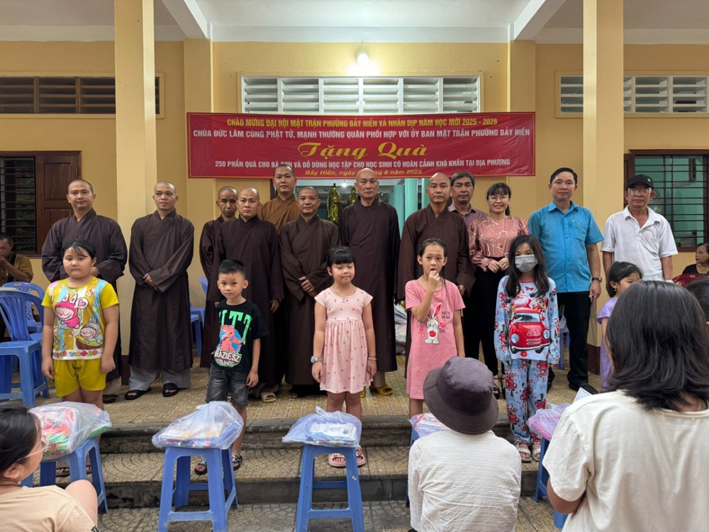 TP.HCM: Trao quà cho hộ cận nghèo, hộ khó khăn và học sinh tại phường Bảy Hiền
