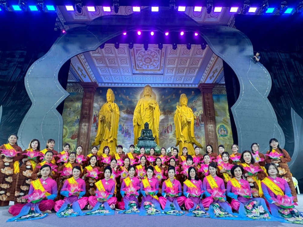 A group of people in colorful clothing on a stage

AI-generated content may be incorrect.