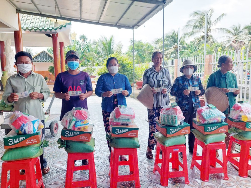 Đồng Tháp: Chùa Thiền Lâm (xã Tân Hương) trao 600 phần quà hỗ trợ các hoàn cảnh khó khăn