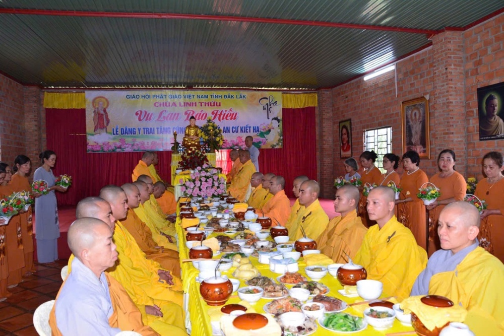 Đắk Lắk: Chùa Linh Thứu trang nghiêm tổ chức lễ thọ bát theo truyền thống trong mùa an cư