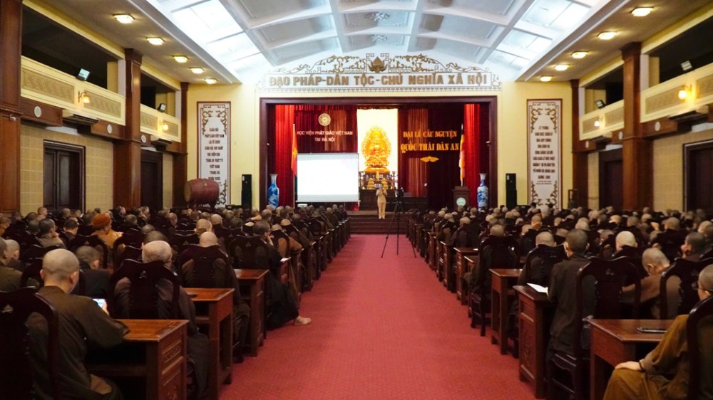 Tăng Ni sinh Học viện Phật giáo Việt Nam tại Hà Nội nghe phổ biến về an toàn giao thông