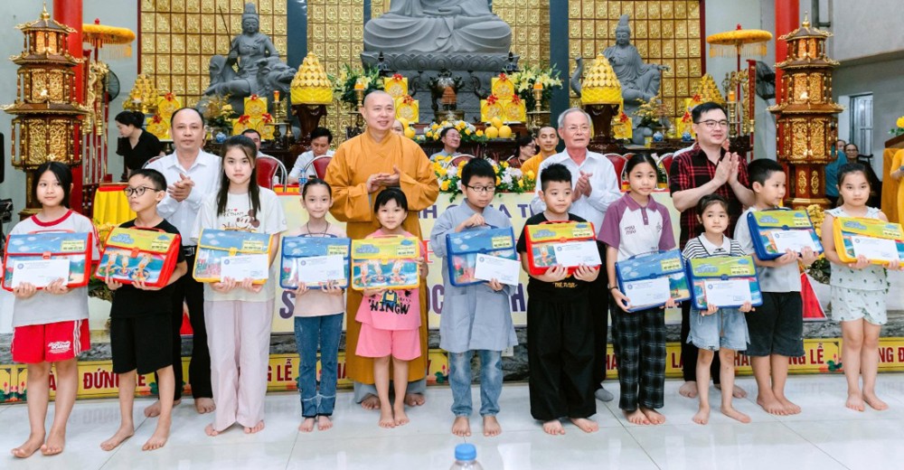 Thanh Hóa: Chùa Thanh Hà tặng 790 suất quà cho các em học sinh giỏi 