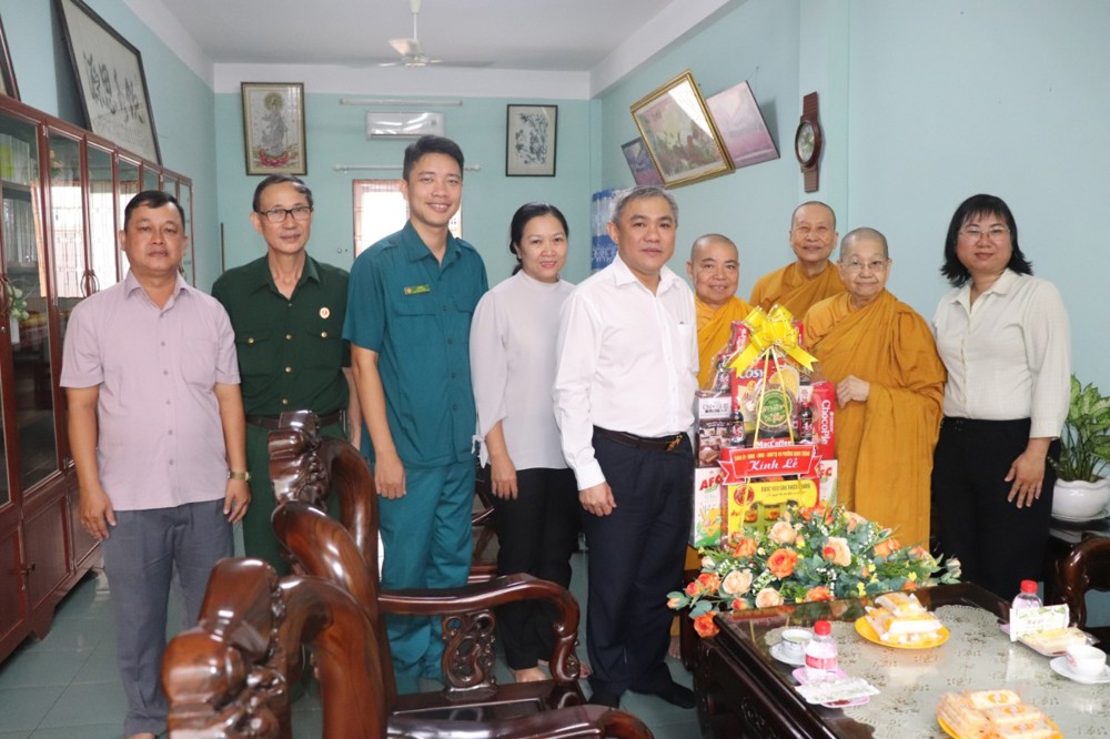TP.HCM: Ủy ban MTTQ phường Hạnh Thông thăm tổ đình Ngọc Phương nhân lễ Vu Lan Thắng hội PL. 2569