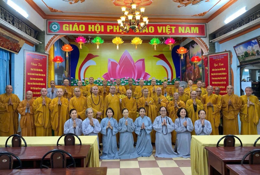 TP.HCM: Thường trực Ban Trị sự GHPGVN TP.HCM thăm, cúng dường trường hạ tập trung Tổ đình Vạn Thọ